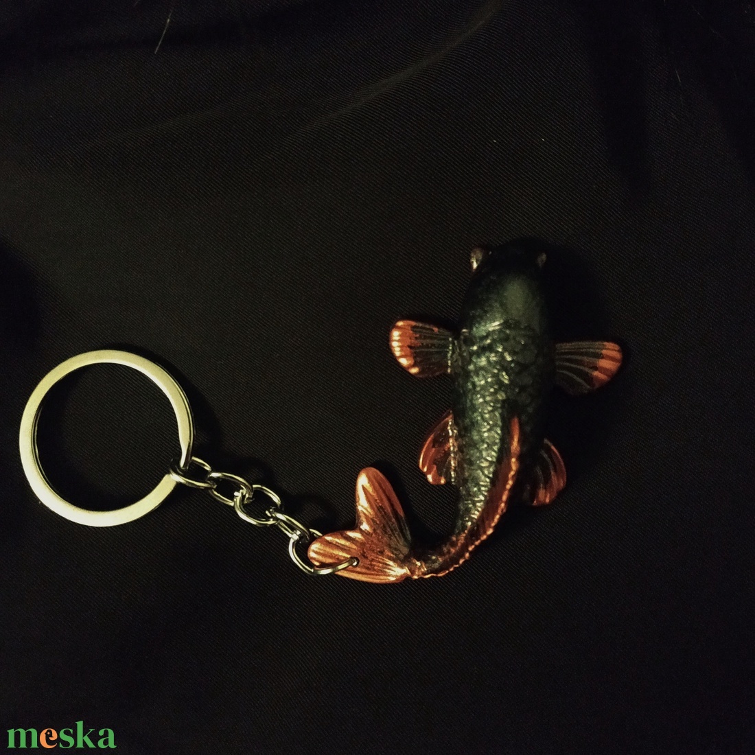 Epoxi koi ponty kulcstartó - fekete / vörös  - táska & tok - kulcstartó & táskadísz - kulcstartó - Meska.hu