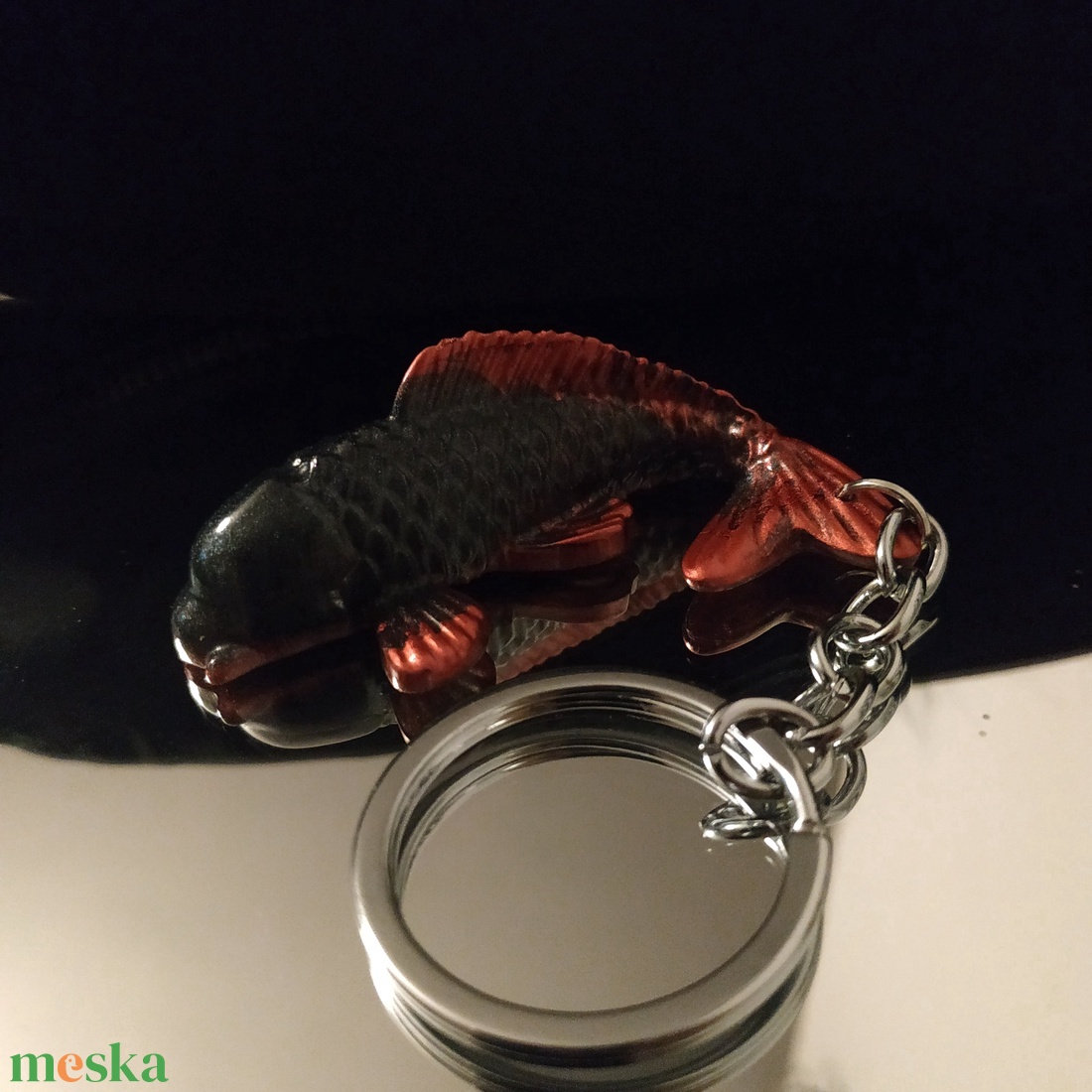 Epoxi koi ponty kulcstartó - fekete / vörös  - táska & tok - kulcstartó & táskadísz - kulcstartó - Meska.hu