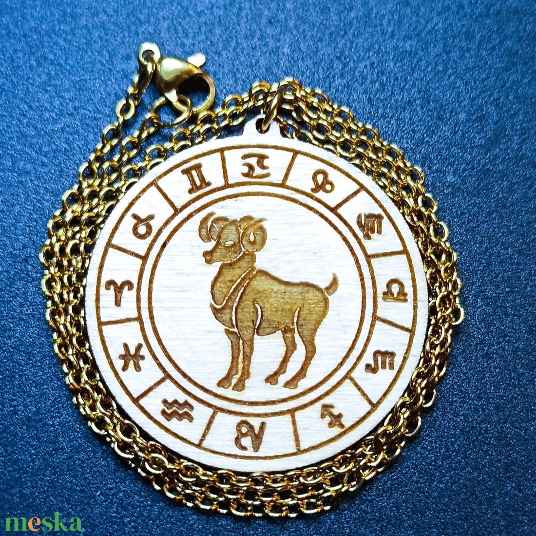 Kos horoszkópos nyaklánc � natúr fa medál, 18K aranyozott nemesacél lánccal - ékszer - nyaklánc - medálos nyaklánc - Meska.hu