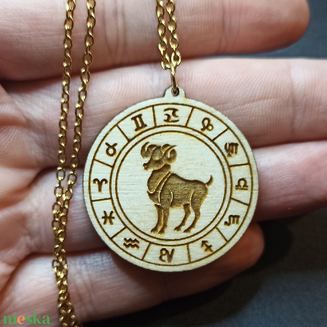 Kos horoszkópos nyaklánc � natúr fa medál, 18K aranyozott nemesacél lánccal - ékszer - nyaklánc - medálos nyaklánc - Meska.hu