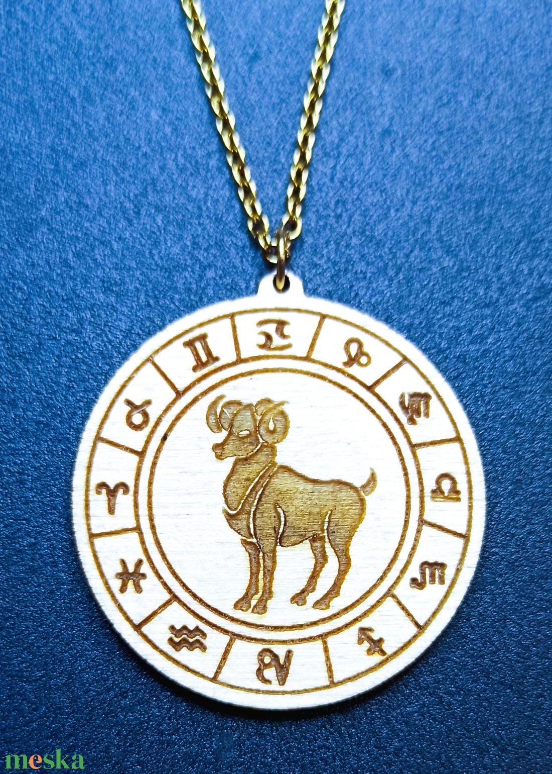 Kos horoszkópos nyaklánc � natúr fa medál, 18K aranyozott nemesacél lánccal - ékszer - nyaklánc - medálos nyaklánc - Meska.hu