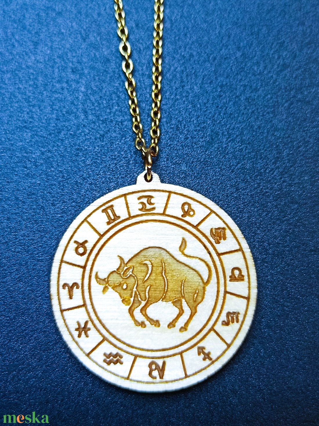 Bika horoszkópos nyaklánc � natúr fa medál, 18K aranyozott nemesacél lánccal - ékszer - nyaklánc - medálos nyaklánc - Meska.hu
