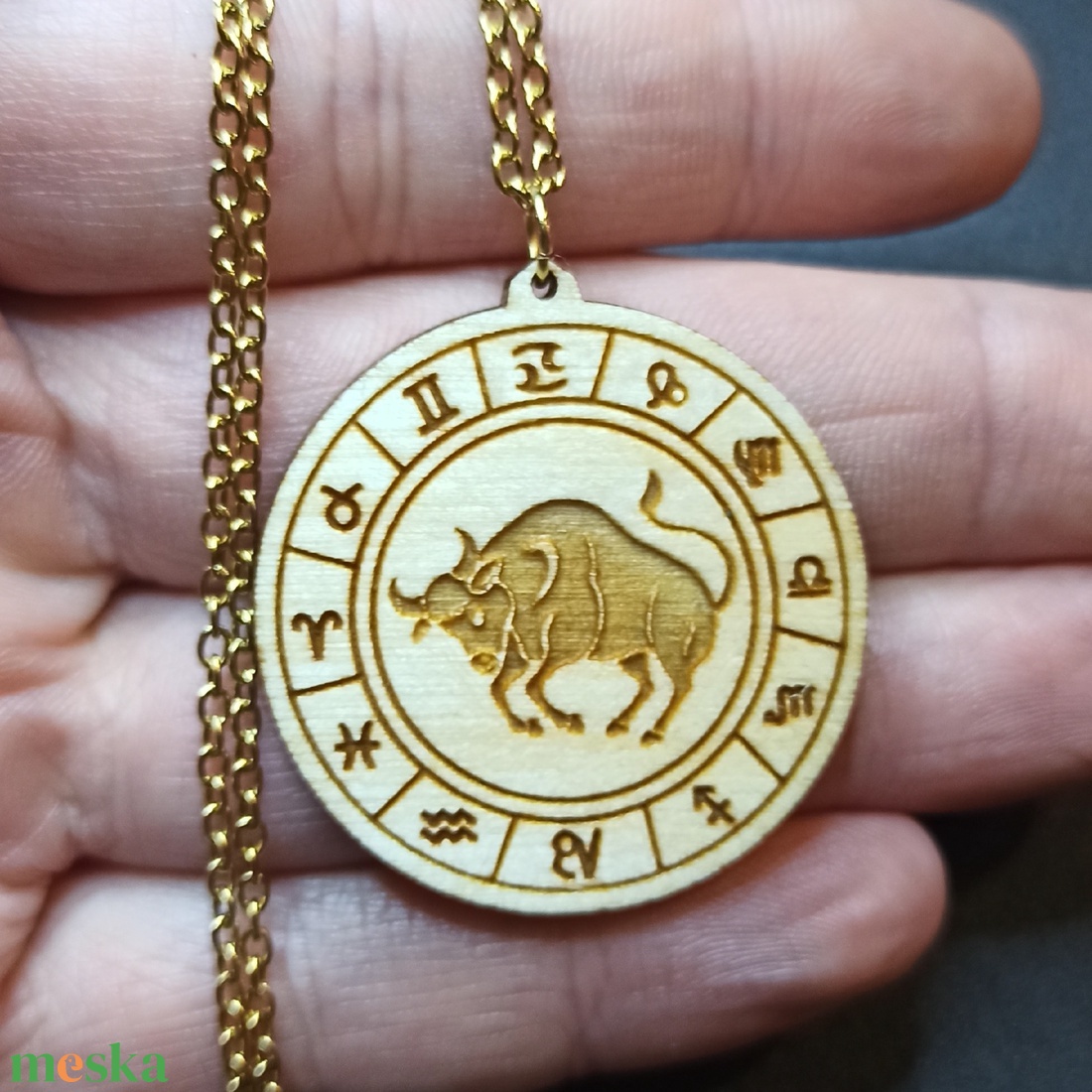Bika horoszkópos nyaklánc � natúr fa medál, 18K aranyozott nemesacél lánccal - ékszer - nyaklánc - medálos nyaklánc - Meska.hu