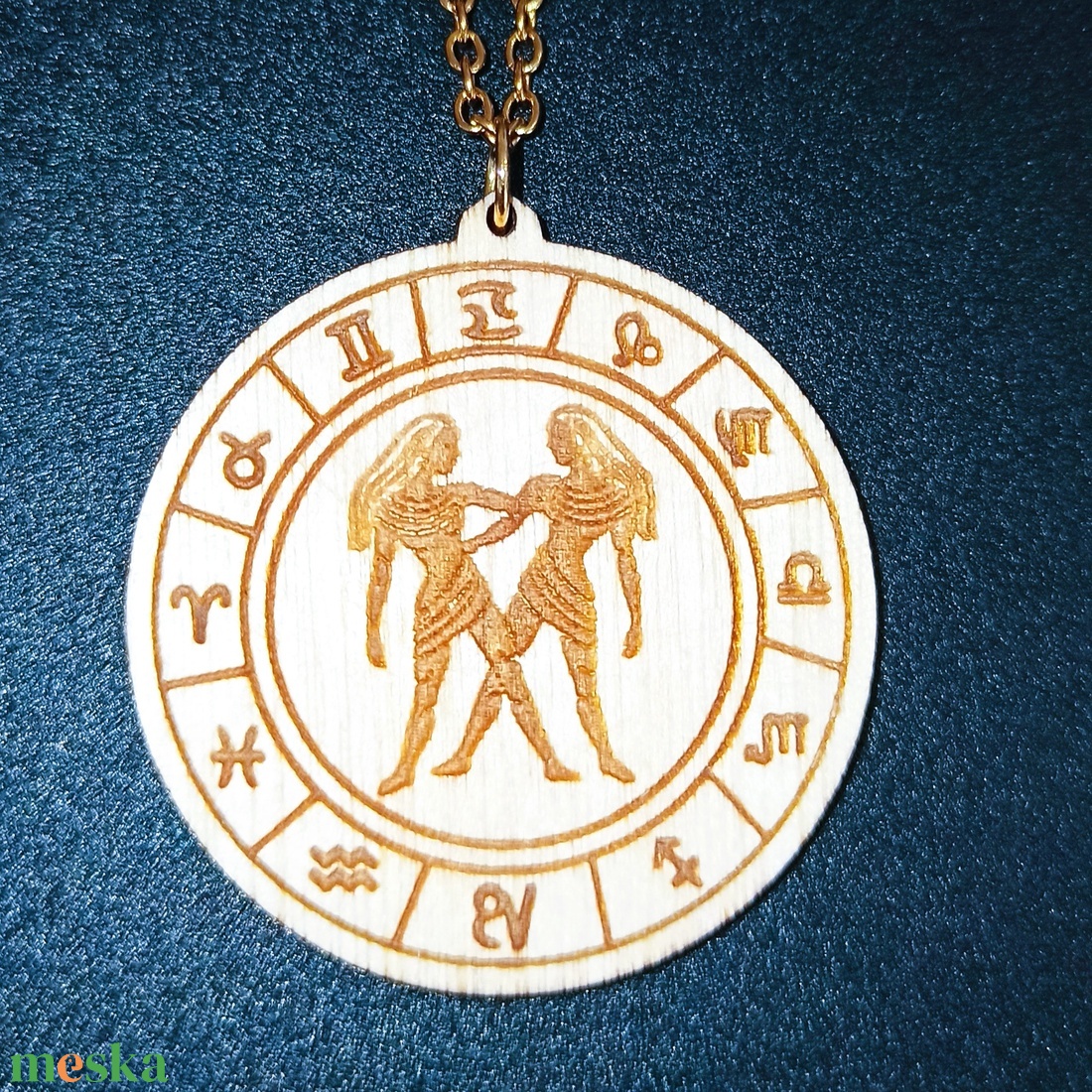 Ikrek horoszkópos nyaklánc � natúr fa medál, 18K aranyozott nemesacél lánccal - ékszer - nyaklánc - medálos nyaklánc - Meska.hu