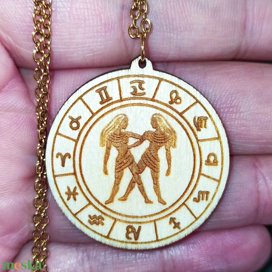 Ikrek horoszkópos nyaklánc � natúr fa medál, 18K aranyozott nemesacél lánccal - ékszer - nyaklánc - medálos nyaklánc - Meska.hu