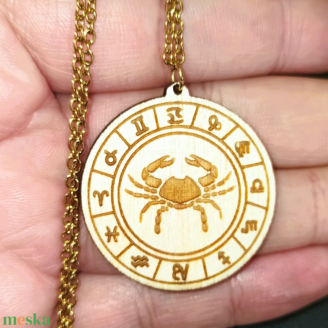 Rák horoszkópos nyaklánc � natúr fa medál, 18K aranyozott nemesacél lánccal - ékszer - nyaklánc - medálos nyaklánc - Meska.hu