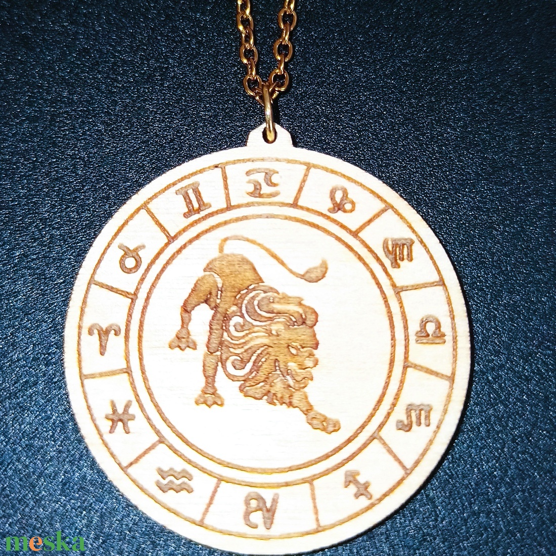 Oroszlán horoszkópos nyaklánc � natúr fa medál, 18K aranyozott nemesacél lánccal - ékszer - nyaklánc - medálos nyaklánc - Meska.hu