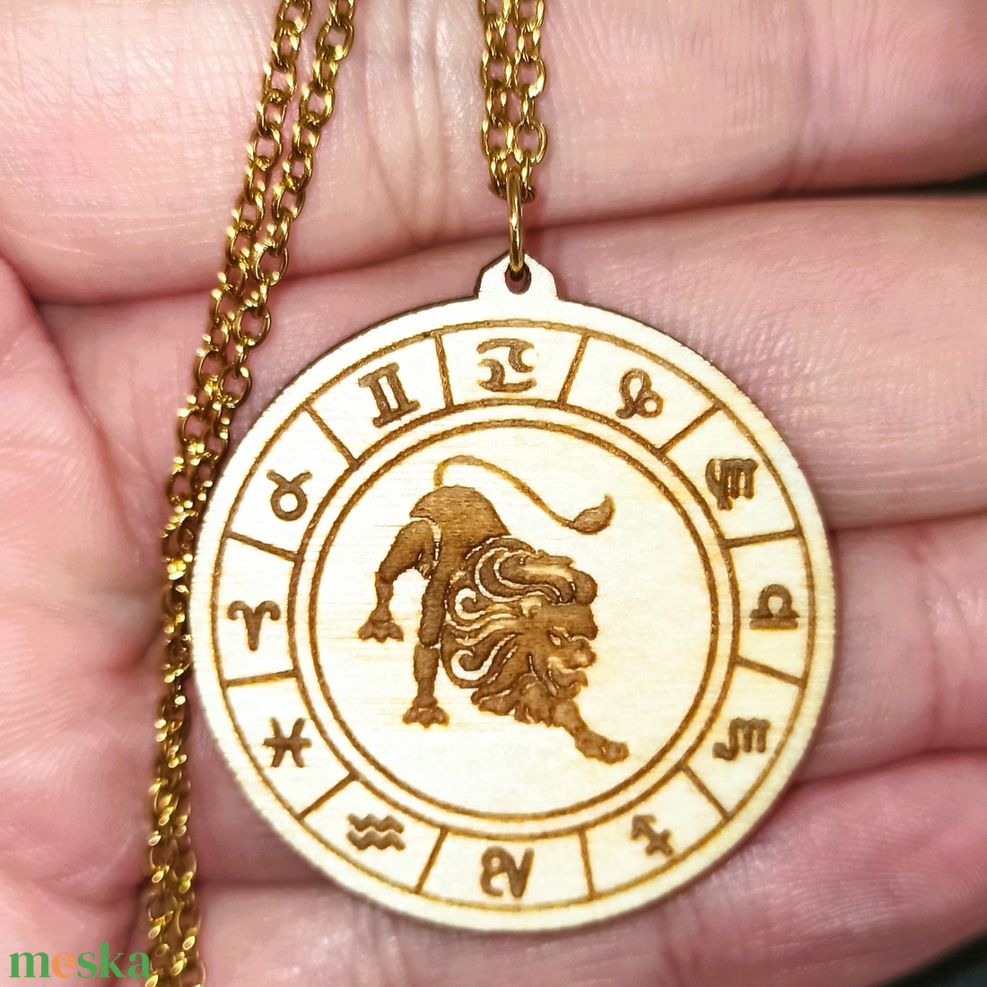 Oroszlán horoszkópos nyaklánc � natúr fa medál, 18K aranyozott nemesacél lánccal - ékszer - nyaklánc - medálos nyaklánc - Meska.hu