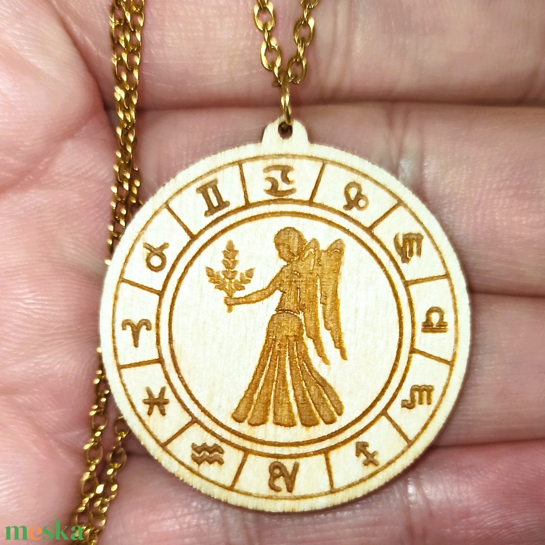 Szűz horoszkópos nyaklánc � natúr fa medál, 18K aranyozott nemesacél lánccal - ékszer - nyaklánc - medálos nyaklánc - Meska.hu
