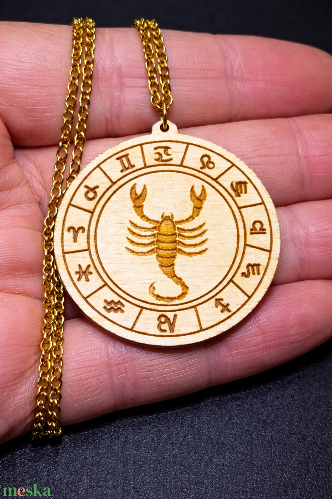 Skorpió horoszkópos nyaklánc � natúr fa medál, 18K aranyozott nemesacél lánccal - ékszer - nyaklánc - medálos nyaklánc - Meska.hu