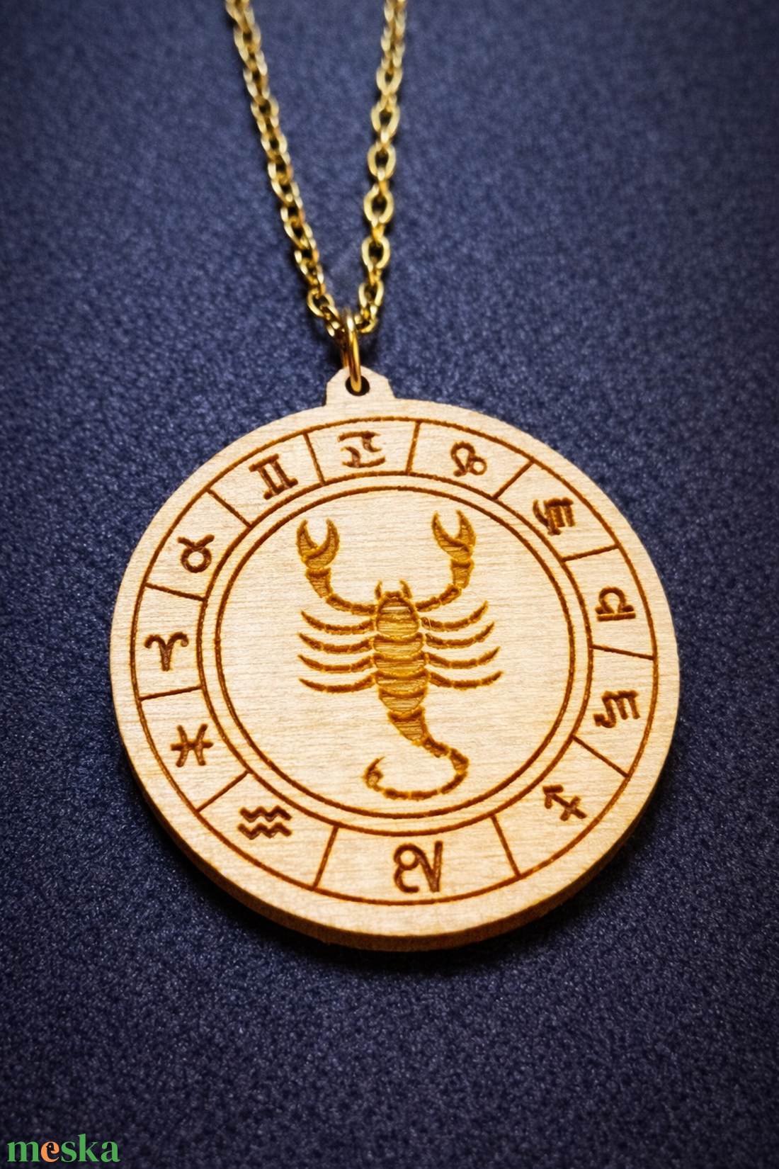 Skorpió horoszkópos nyaklánc � natúr fa medál, 18K aranyozott nemesacél lánccal - ékszer - nyaklánc - medálos nyaklánc - Meska.hu
