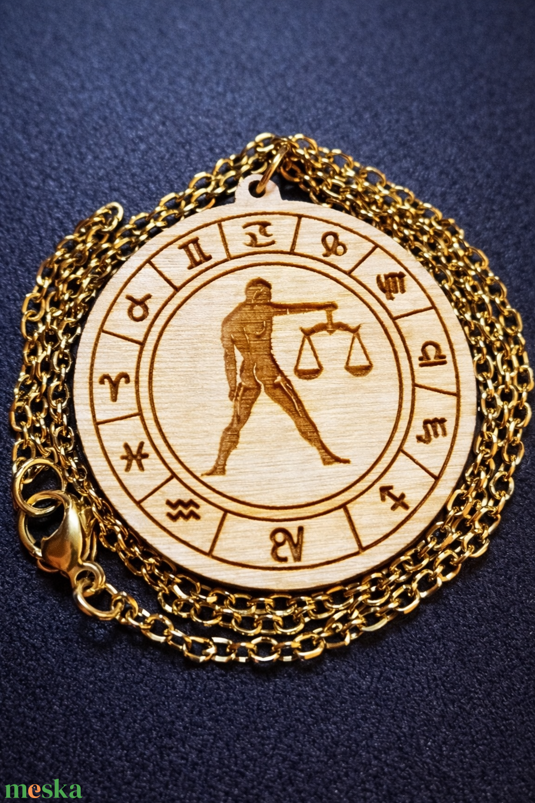 Mérleg horoszkópos nyaklánc � natúr fa medál, 18K aranyozott nemesacél lánccal - ékszer - nyaklánc - medálos nyaklánc - Meska.hu