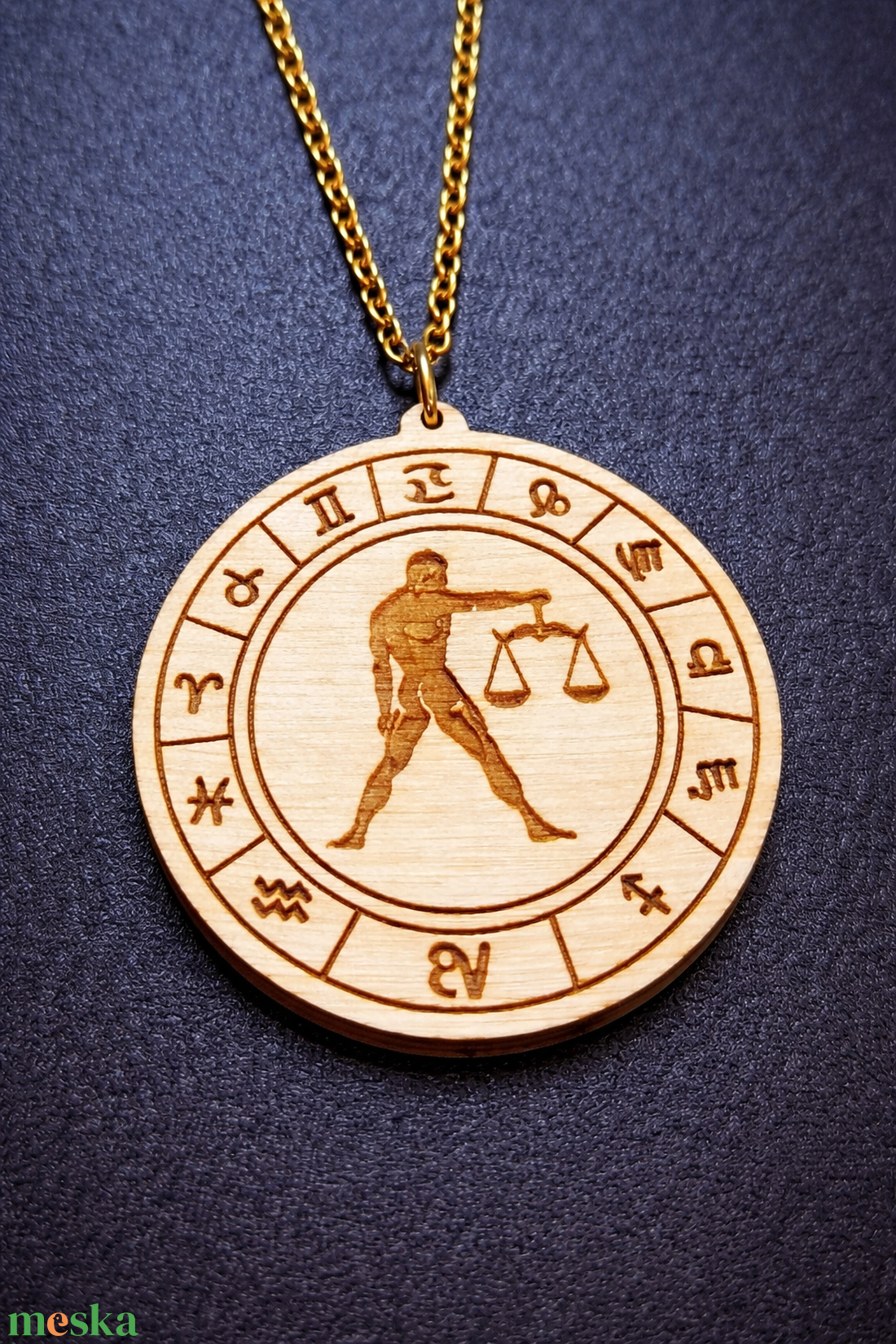 Mérleg horoszkópos nyaklánc � natúr fa medál, 18K aranyozott nemesacél lánccal - ékszer - nyaklánc - medálos nyaklánc - Meska.hu
