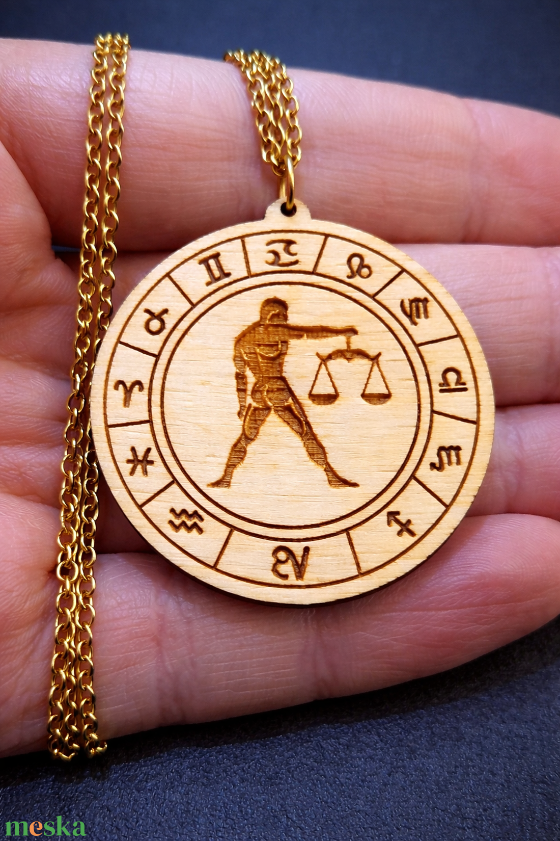 Mérleg horoszkópos nyaklánc � natúr fa medál, 18K aranyozott nemesacél lánccal - ékszer - nyaklánc - medálos nyaklánc - Meska.hu