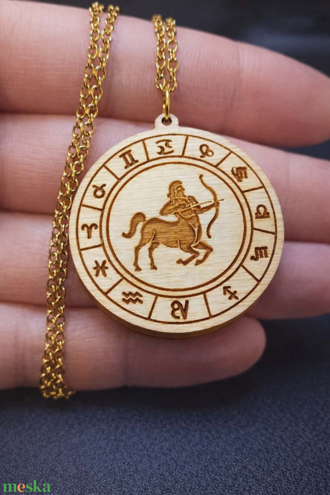 Nyilas horoszkópos nyaklánc � natúr fa medál, 18K aranyozott nemesacél lánccal - ékszer - nyaklánc - medálos nyaklánc - Meska.hu