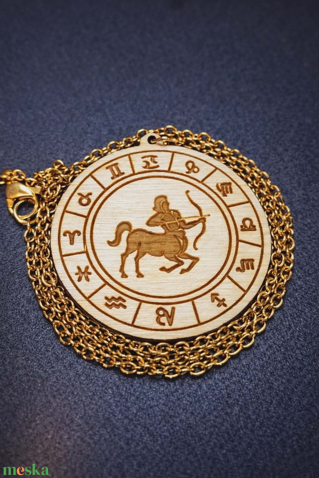 Nyilas horoszkópos nyaklánc � natúr fa medál, 18K aranyozott nemesacél lánccal - ékszer - nyaklánc - medálos nyaklánc - Meska.hu
