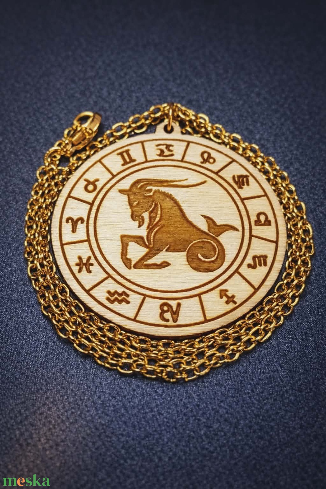 Bak horoszkópos nyaklánc � natúr fa medál, 18K aranyozott nemesacél lánccal - ékszer - nyaklánc - medálos nyaklánc - Meska.hu