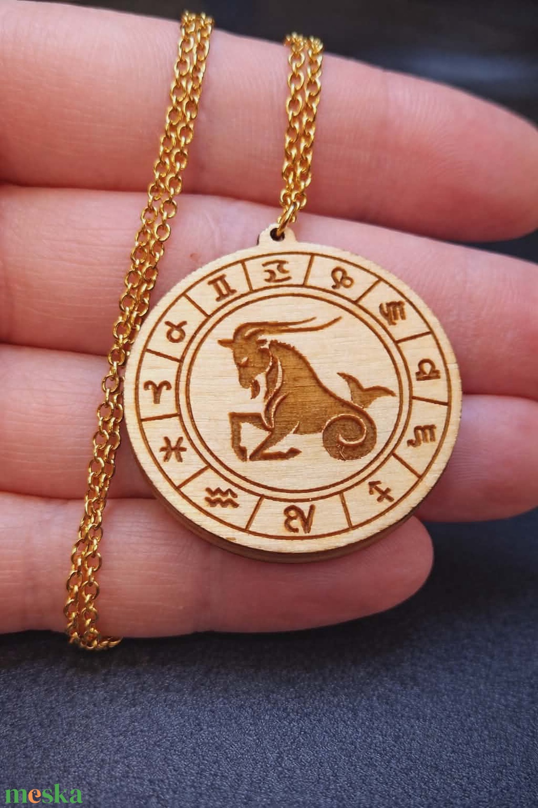 Bak horoszkópos nyaklánc � natúr fa medál, 18K aranyozott nemesacél lánccal - ékszer - nyaklánc - medálos nyaklánc - Meska.hu