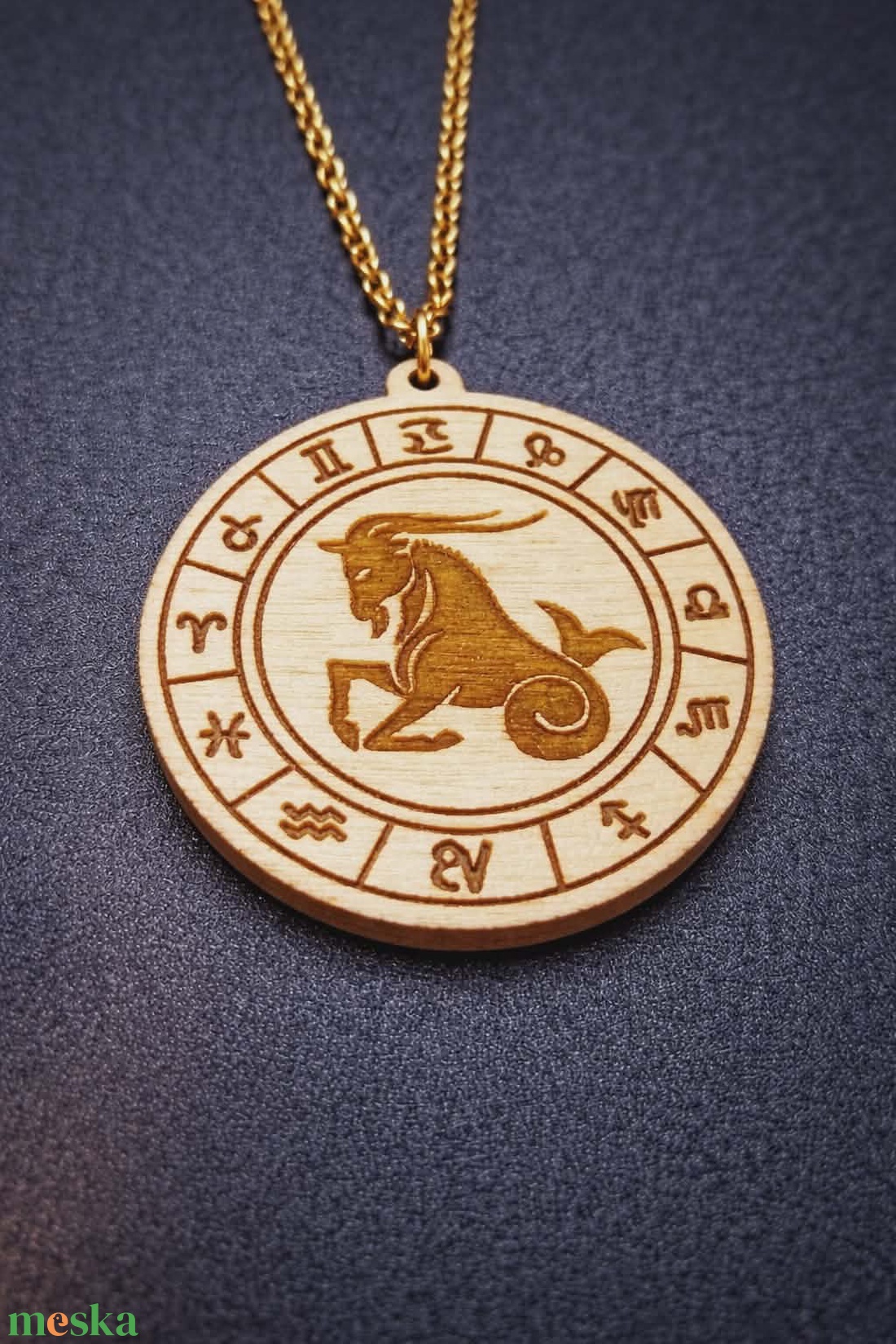 Bak horoszkópos nyaklánc � natúr fa medál, 18K aranyozott nemesacél lánccal - ékszer - nyaklánc - medálos nyaklánc - Meska.hu