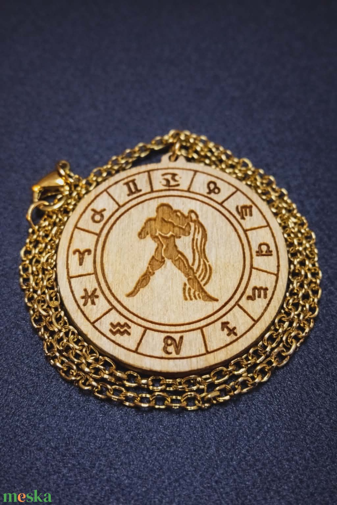 Vízöntő horoszkópos nyaklánc � natúr fa medál, 18K aranyozott nemesacél lánccal - ékszer - nyaklánc - medálos nyaklánc - Meska.hu