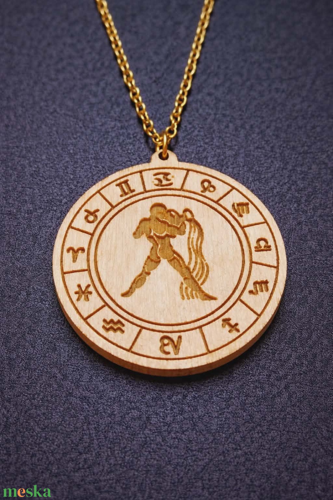 Vízöntő horoszkópos nyaklánc � natúr fa medál, 18K aranyozott nemesacél lánccal - ékszer - nyaklánc - medálos nyaklánc - Meska.hu