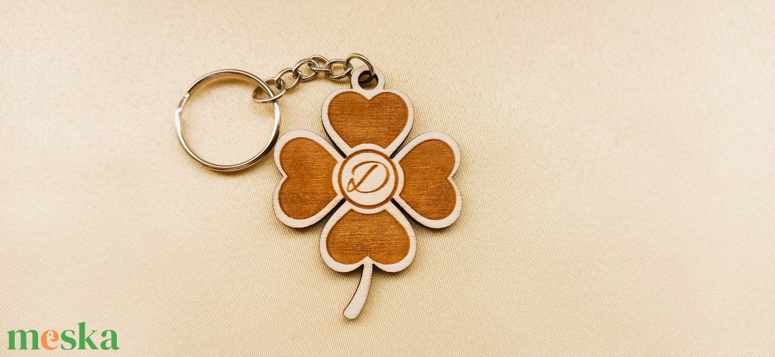 Egyedi fa kulcstartó kezdőbetűvel � szerencsehozó lóhere, gravírozott ajándék - táska & tok - kulcstartó & táskadísz - kulcstartó - Meska.hu