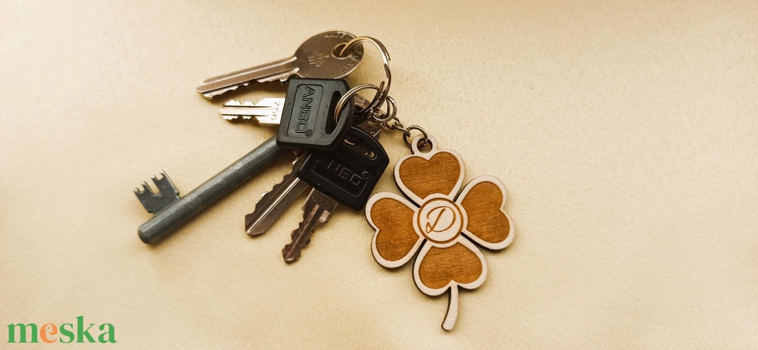 Egyedi fa kulcstartó kezdőbetűvel � szerencsehozó lóhere, gravírozott ajándék - táska & tok - kulcstartó & táskadísz - kulcstartó - Meska.hu