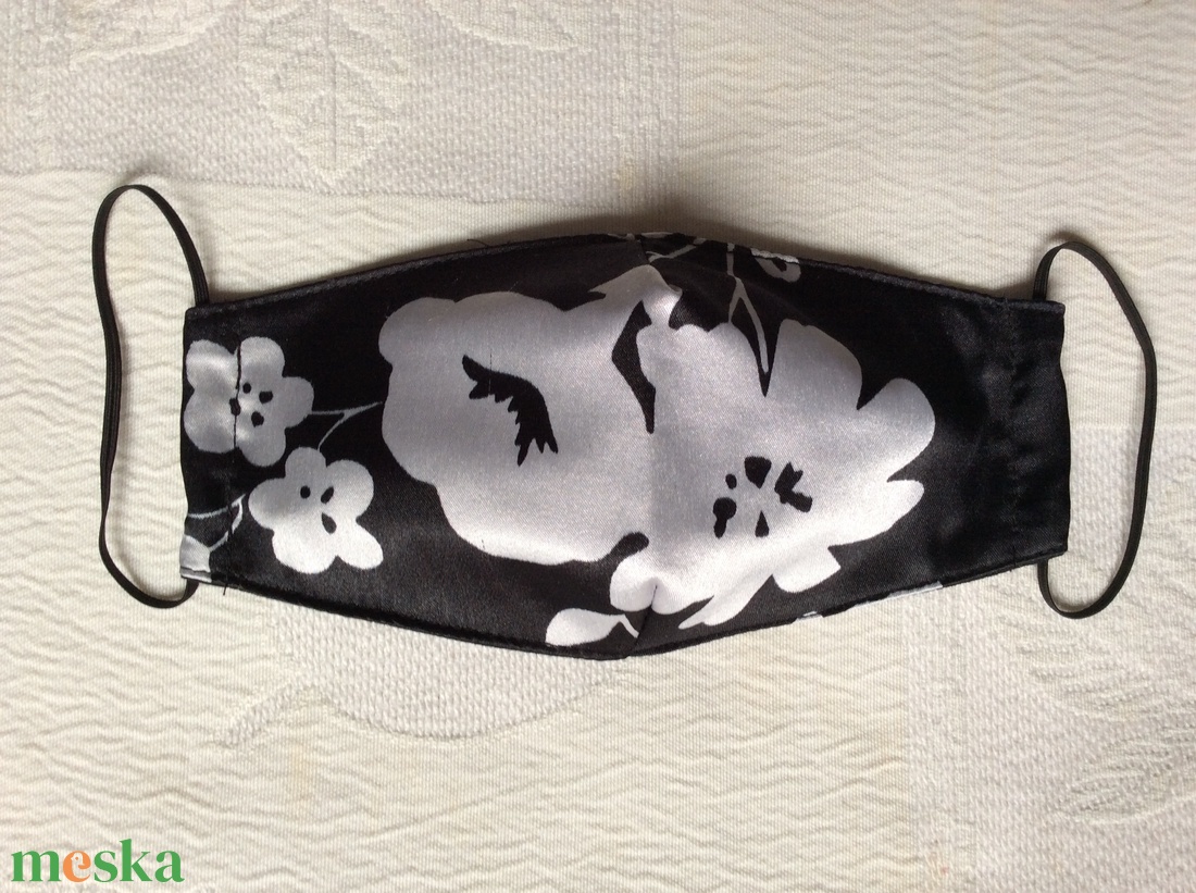 Szatén fekete fehérvirágos maszk - ruha & divat - maszk, arcmaszk - női - Meska.hu