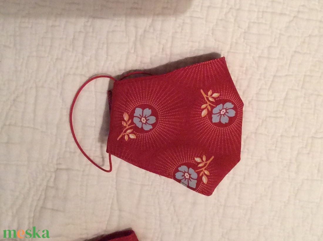 Piros,kékvirágos textil maszk - ruha & divat - maszk, arcmaszk - női - Meska.hu