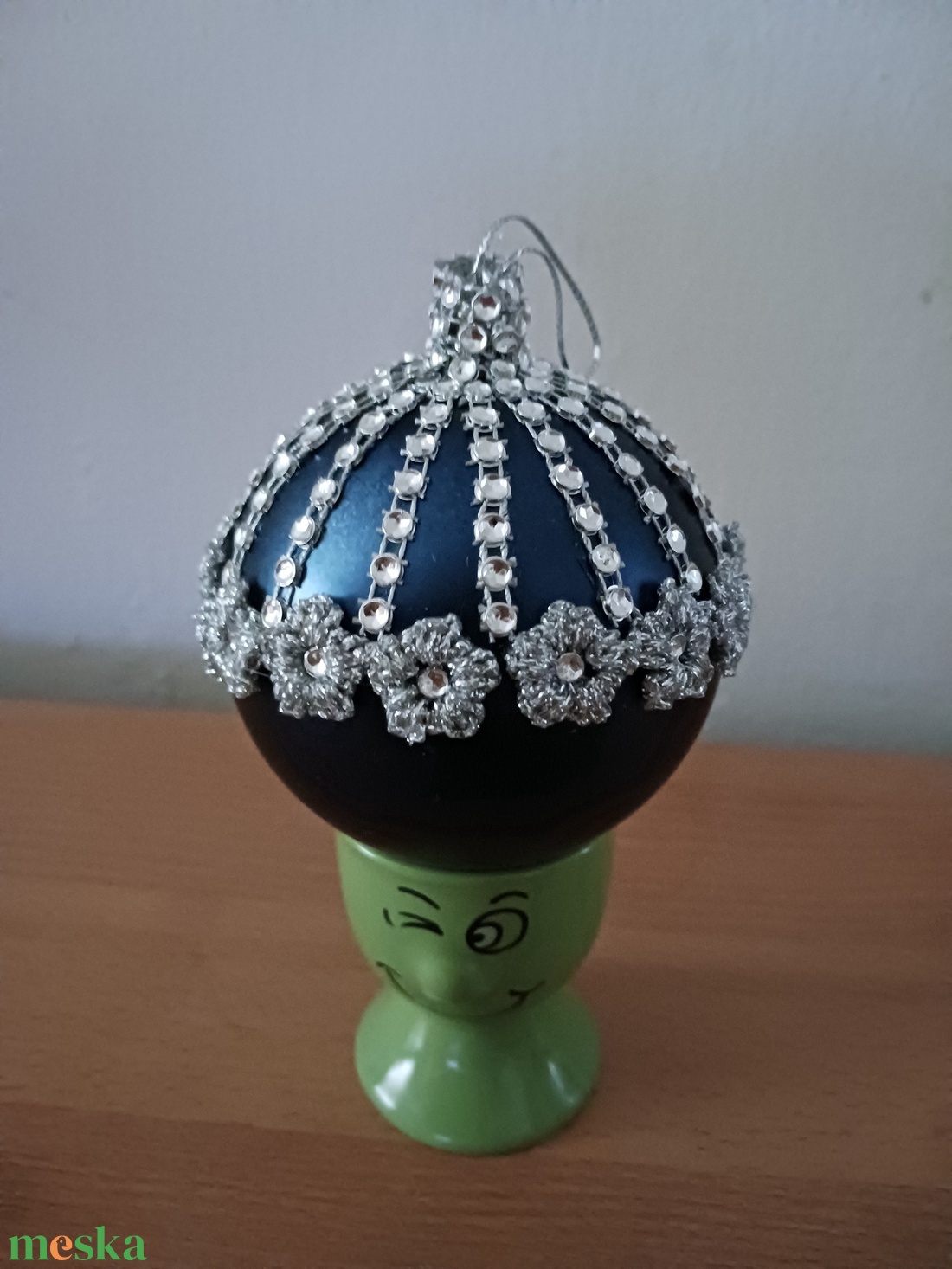 Kék-ezüsttel, diszitett gömb - karácsony - karácsonyi lakásdekoráció - karácsonyfadíszek - Meska.hu