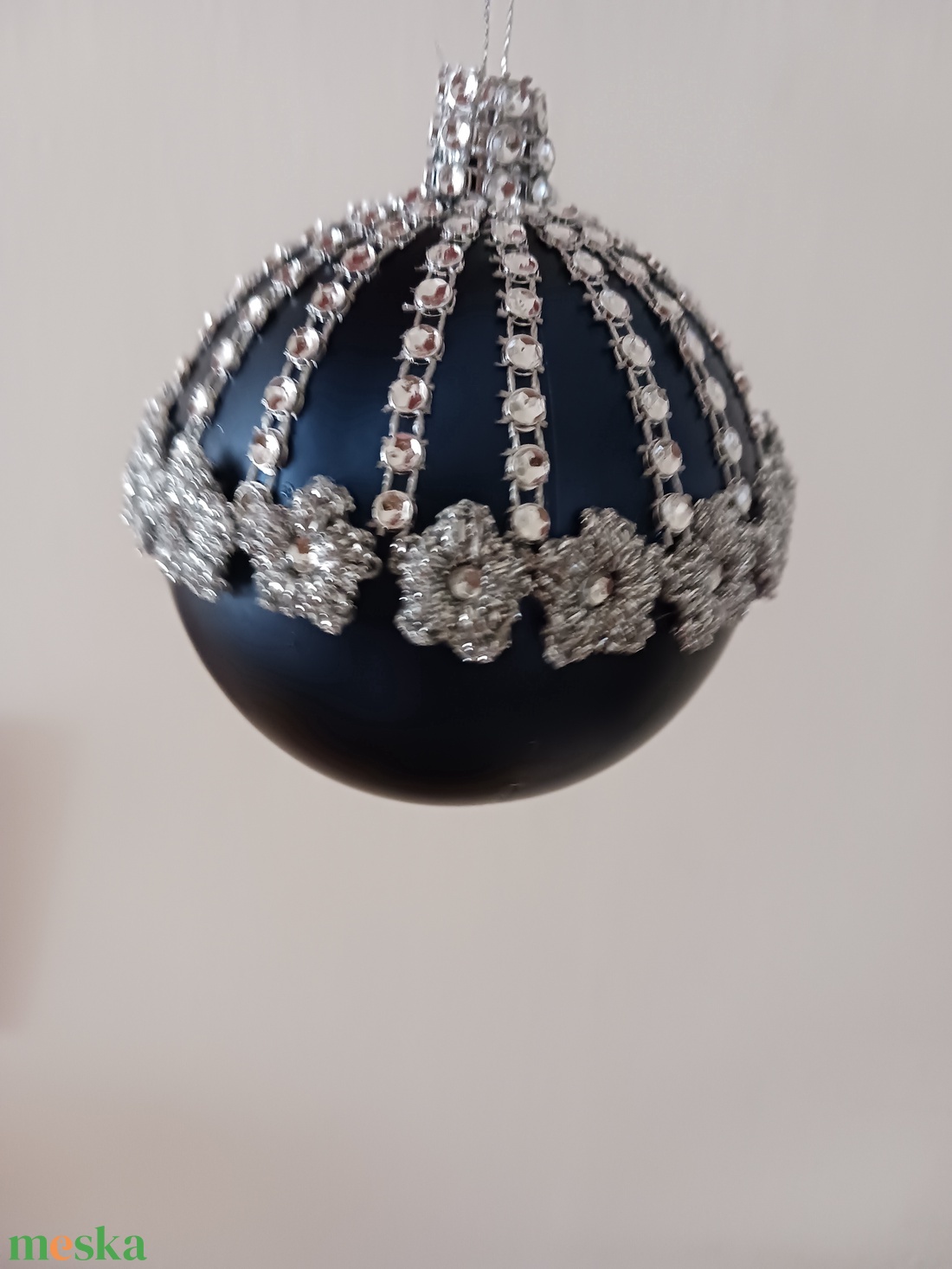 Kék-ezüsttel, diszitett gömb - karácsony - karácsonyi lakásdekoráció - karácsonyfadíszek - Meska.hu