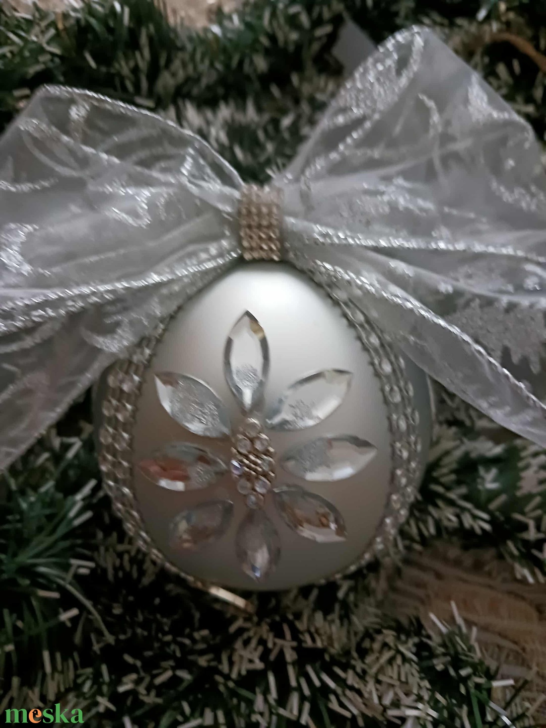 Ezüst,diszitett gömb - karácsony - karácsonyi lakásdekoráció - karácsonyfadíszek - Meska.hu Ezüst,diszitett gömb - karácsony - karácsonyi lakásdekoráció - karácsonyfadíszek - Meska.hu