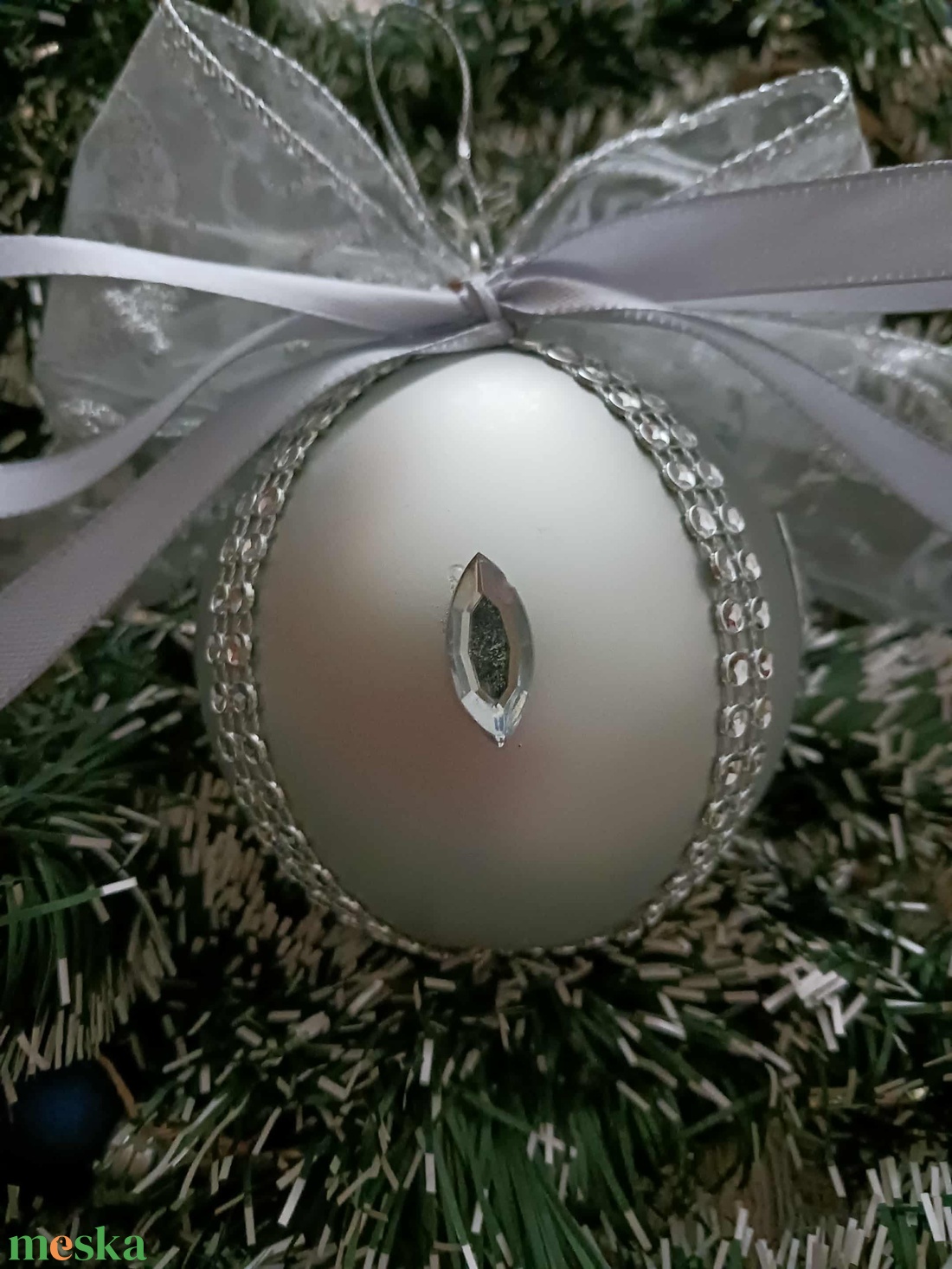 Ezüst,diszitett gömb - karácsony - karácsonyi lakásdekoráció - karácsonyfadíszek - Meska.hu Ezüst,diszitett gömb - karácsony - karácsonyi lakásdekoráció - karácsonyfadíszek - Meska.hu