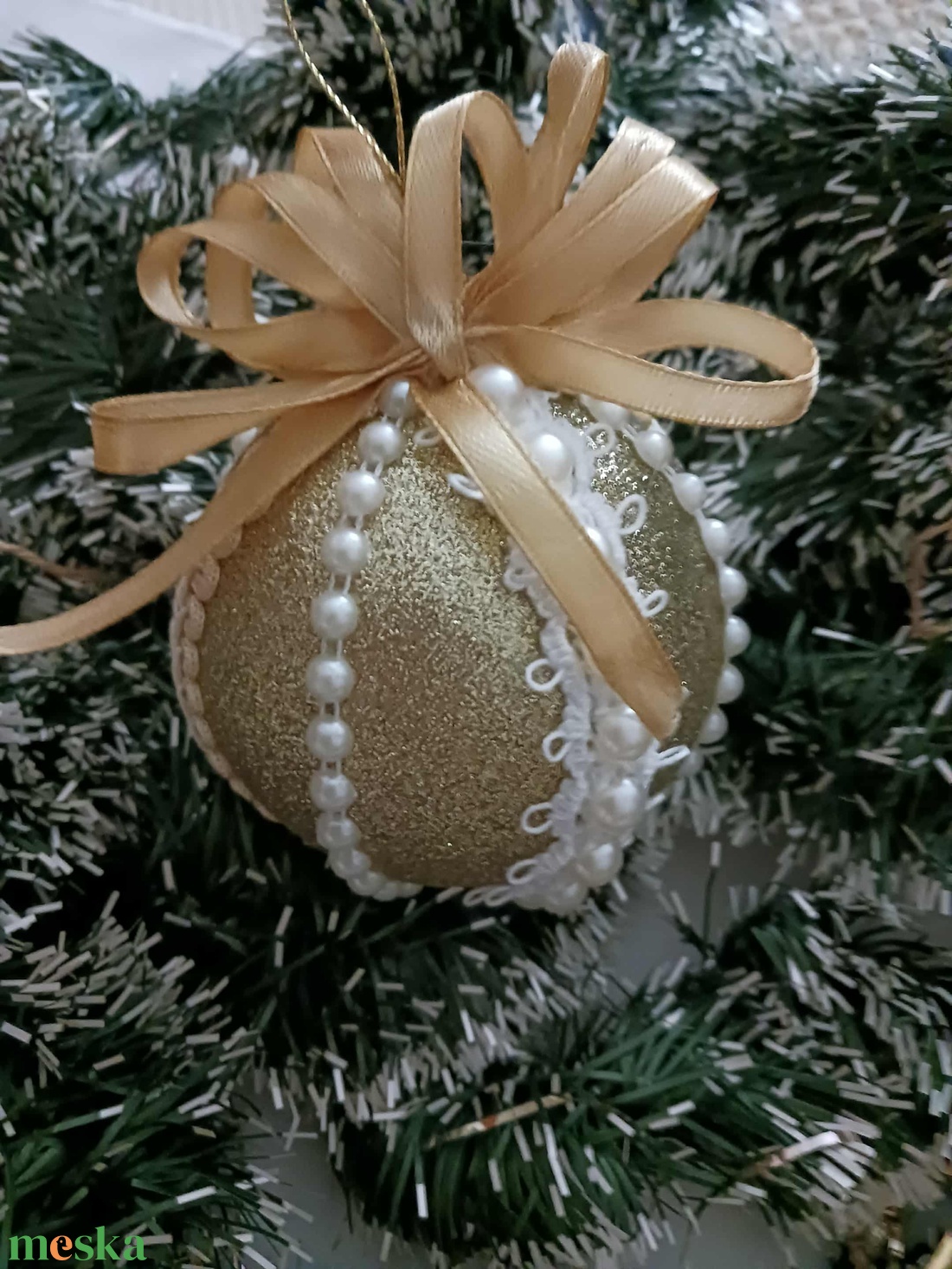 Arany ,fehérrel,bézzsel,diszitett gömb - karácsony - karácsonyi lakásdekoráció - karácsonyfadíszek - Meska.hu Arany ,fehérrel,bézzsel,diszitett gömb - karácsony - karácsonyi lakásdekoráció - karácsonyfadíszek - Meska.hu