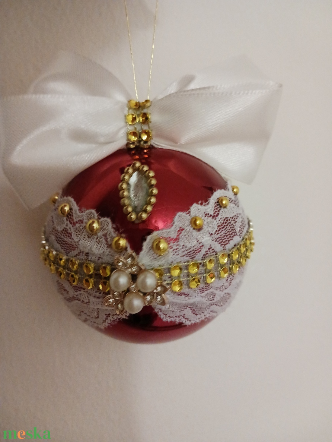 Piros,csipkés,diszitett gömb - karácsony - karácsonyi lakásdekoráció - karácsonyfadíszek - Meska.hu