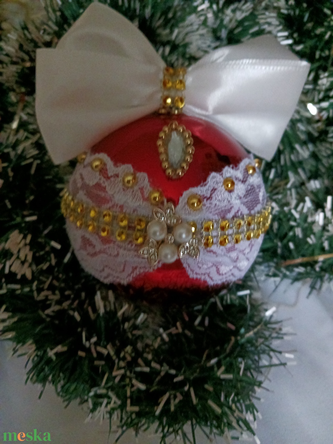 Piros,csipkés,diszitett gömb - karácsony - karácsonyi lakásdekoráció - karácsonyfadíszek - Meska.hu