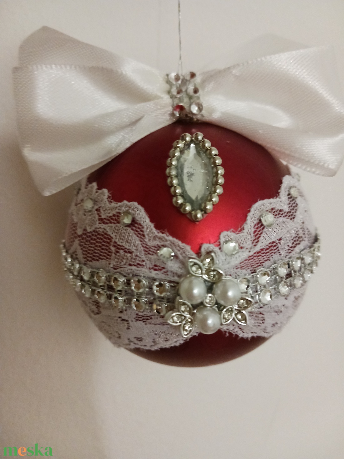 Piros,csipkés,diszitett gömb - karácsony - karácsonyi lakásdekoráció - karácsonyfadíszek - Meska.hu