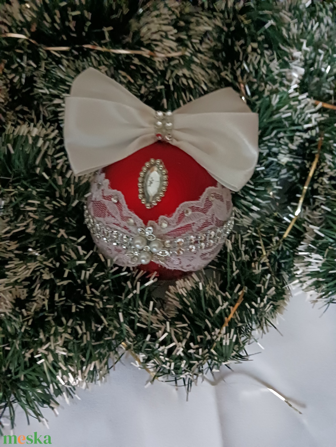 Piros,csipkés,diszitett gömb - karácsony - karácsonyi lakásdekoráció - karácsonyfadíszek - Meska.hu
