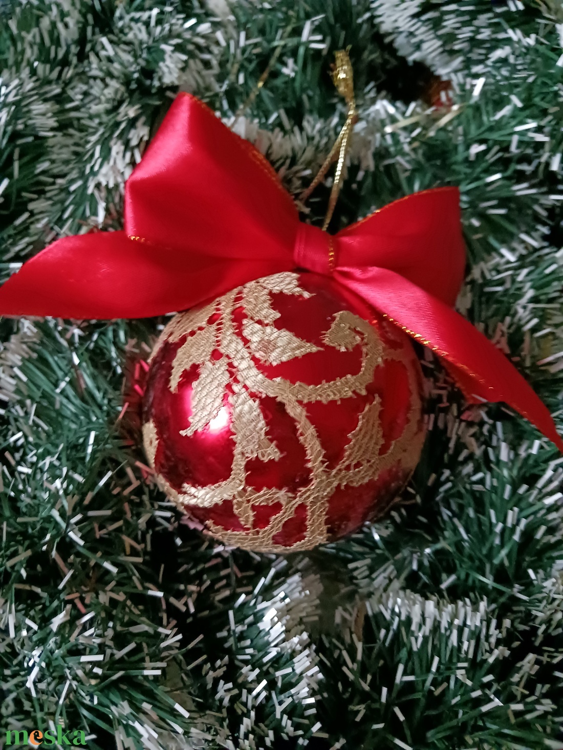 Piros,aranyleveles,diszitett gömb - karácsony - karácsonyi lakásdekoráció - karácsonyfadíszek - Meska.hu