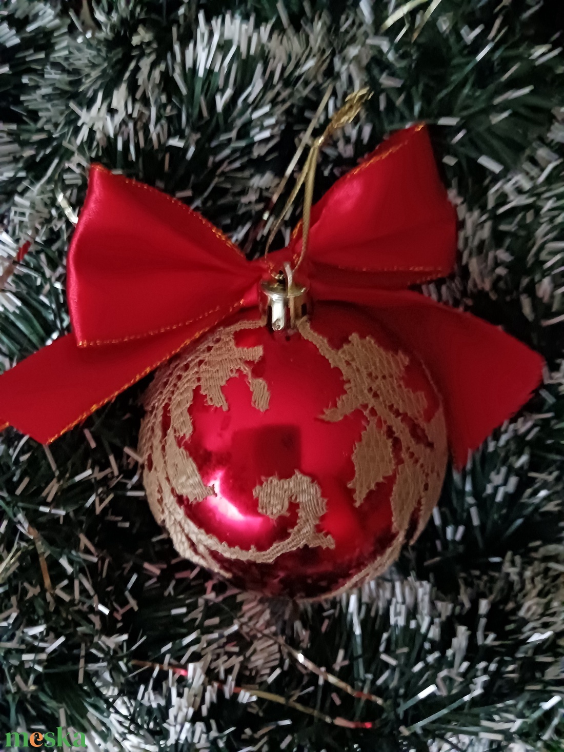 Piros,aranyleveles,diszitett gömb - karácsony - karácsonyi lakásdekoráció - karácsonyfadíszek - Meska.hu