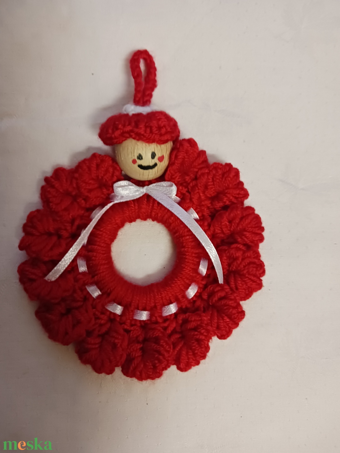 Piros koszorú,fejecskével. - otthon & életmód - dekoráció - fali és függő dekoráció - függődísz - Meska.hu