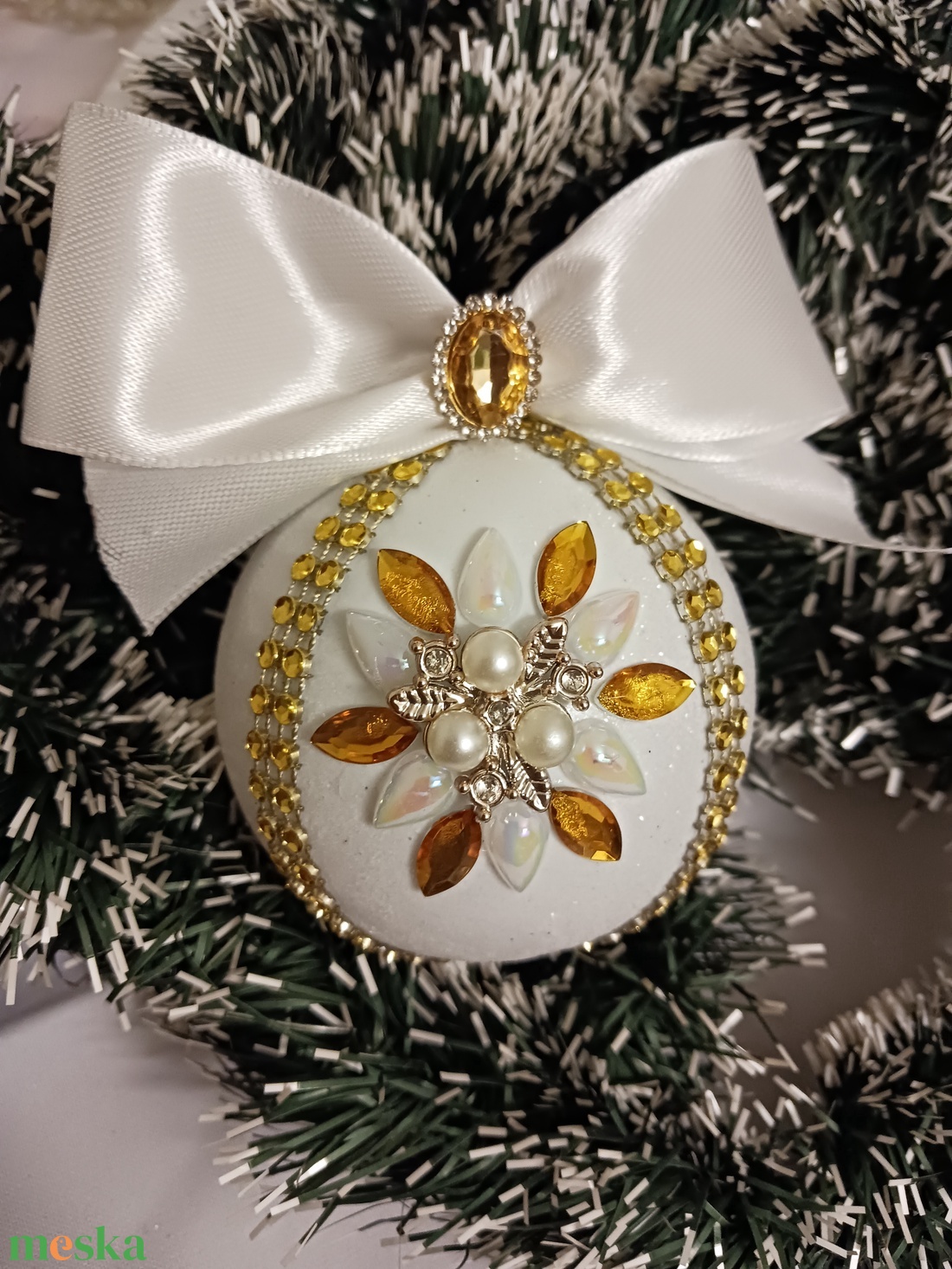 Fehér diszitett gömb - karácsony - karácsonyi lakásdekoráció - karácsonyfadíszek - Meska.hu