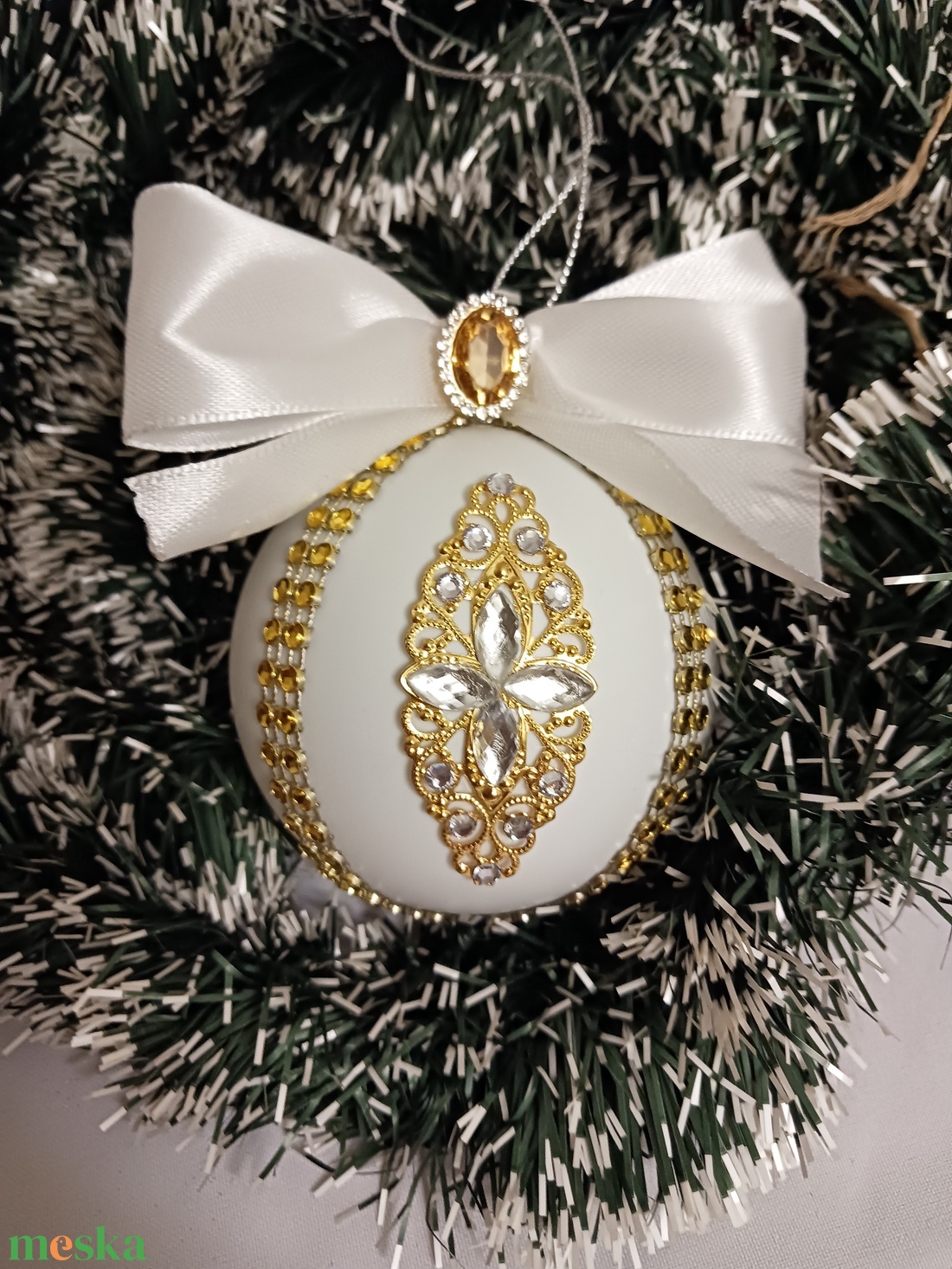 Fehér arannyal,diszitett gömb - karácsony - karácsonyi lakásdekoráció - karácsonyfadíszek - Meska.hu