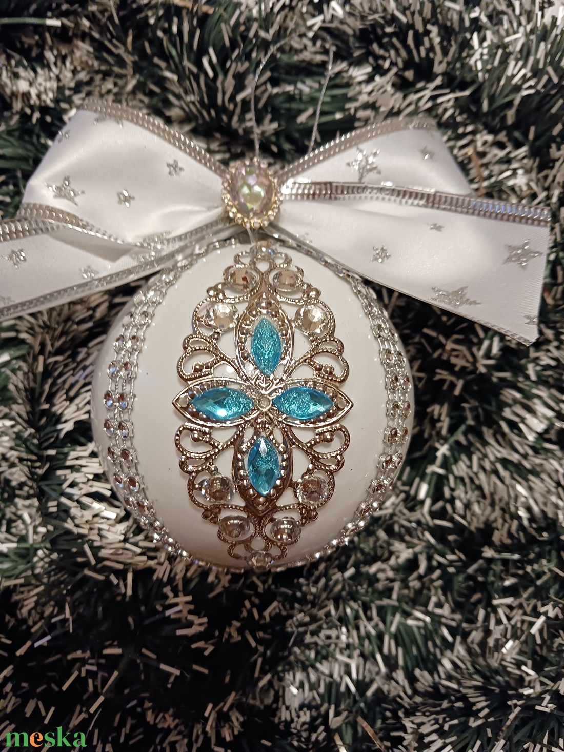 Fehér ezüst,diszitett gömb - karácsony - karácsonyi lakásdekoráció - karácsonyfadíszek - Meska.hu