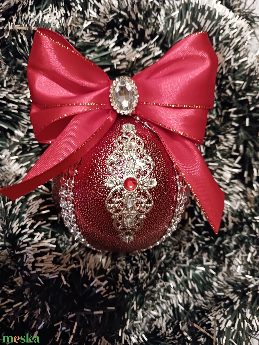 Piros-arany,diszitett gömb - karácsony - karácsonyi lakásdekoráció - karácsonyfadíszek - Meska.hu