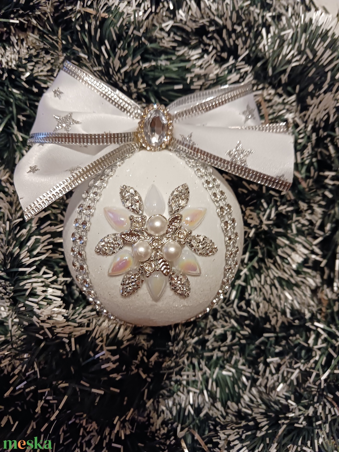 Fehér ezüst,diszitett gömb - karácsony - karácsonyi lakásdekoráció - karácsonyfadíszek - Meska.hu