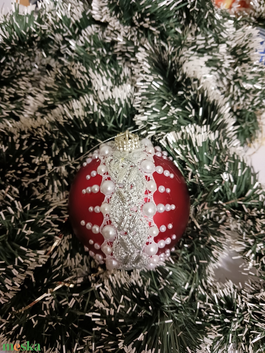Piros, diszitett gömb ezüsttel - karácsony - karácsonyi lakásdekoráció - karácsonyfadíszek - Meska.hu