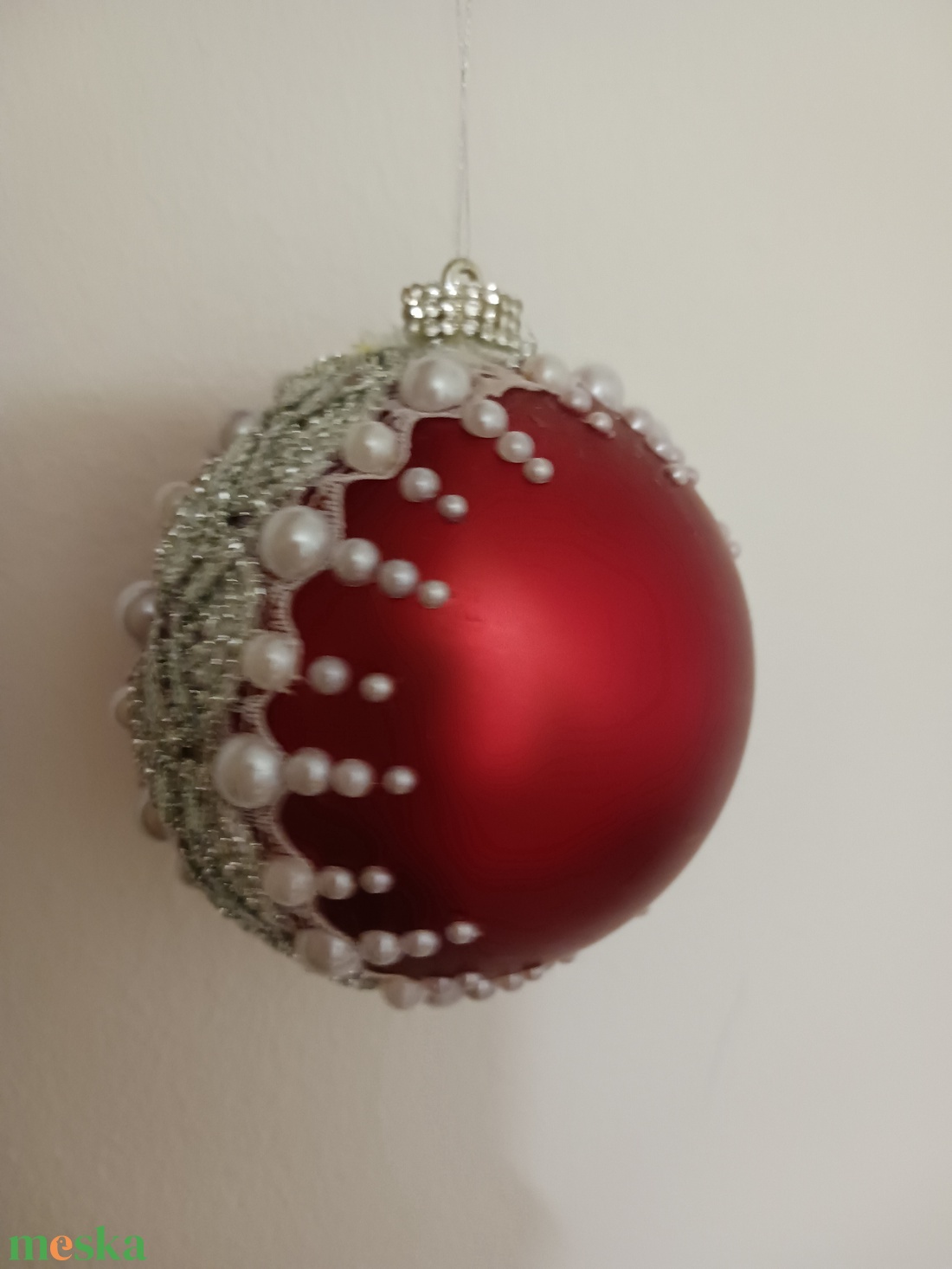 Piros, diszitett gömb ezüsttel - karácsony - karácsonyi lakásdekoráció - karácsonyfadíszek - Meska.hu