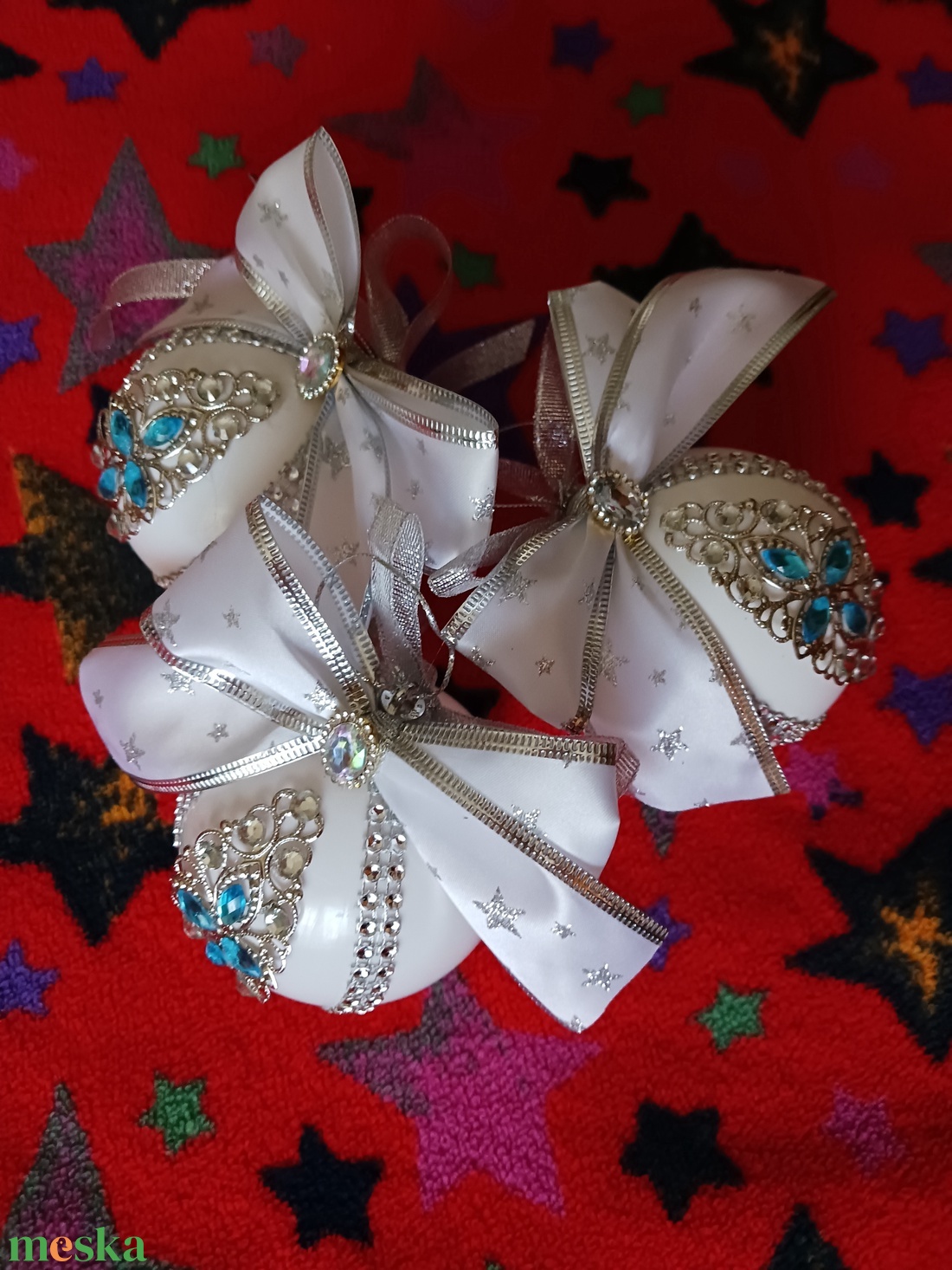 Fehér ezüst,diszitett gömb - karácsony - karácsonyi lakásdekoráció - karácsonyfadíszek - Meska.hu