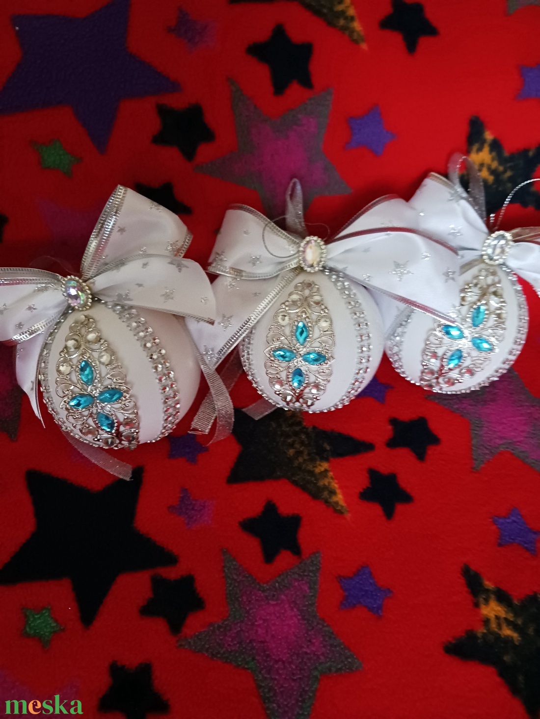 Fehér ezüst,diszitett gömb - karácsony - karácsonyi lakásdekoráció - karácsonyfadíszek - Meska.hu